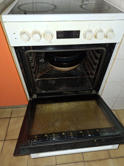 Na prodaju, ocuvan sporet Beko sa ravnom plocom, kvar jedino nesto elektronski, moraju se dva kola u