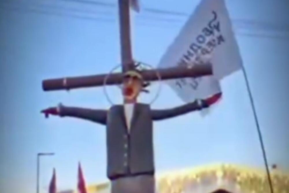 Na protestu u Nišu lutka sa Vučićevim likom okačena na krst: "Novomučenik", šake obojene u crveno