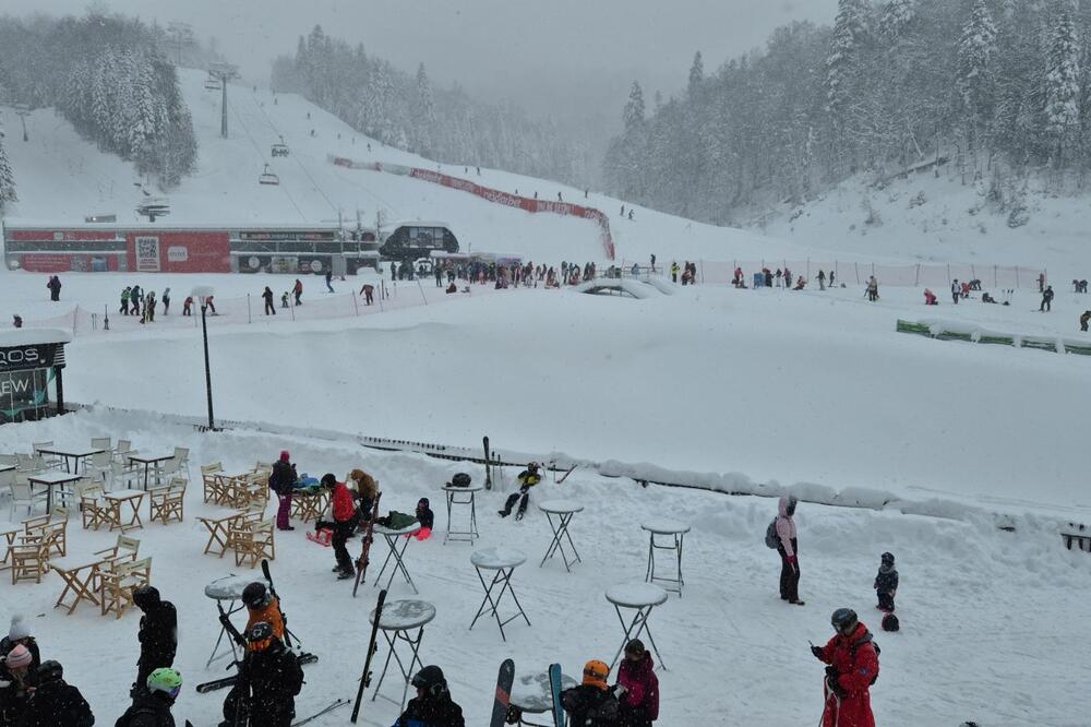 Na skijalištu Kolašin 1600 u funkciji četiri staze, ski liftovi i traka za početnike