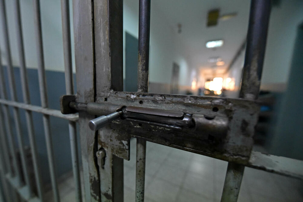 Nadzornik zatvorske policije u UIKS osumnjičen da je osuđenika udarao u glavu i tijelo