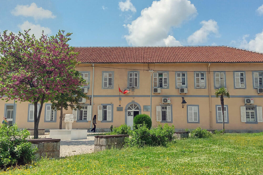 Najslabije plaćeni, uprkos naučnim zvanjima: Ustavni sud odlučiće da li su muzejske savjetnice i drugi dikriminisani