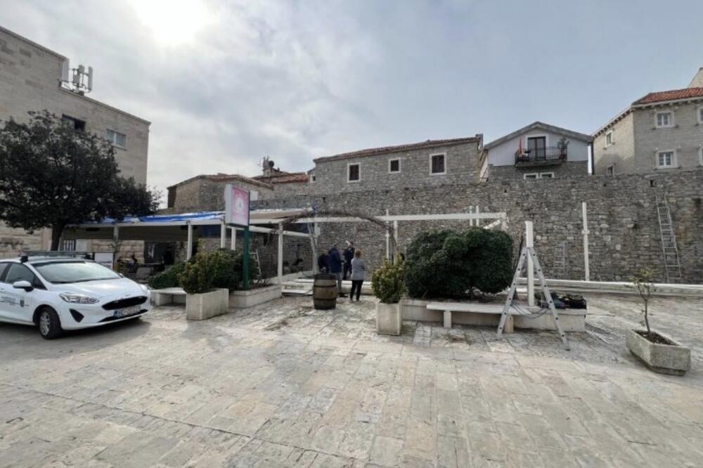 Nakon pune decenije: Počelo uklanjanje tendi uz zidine Staroga grada u Budvi