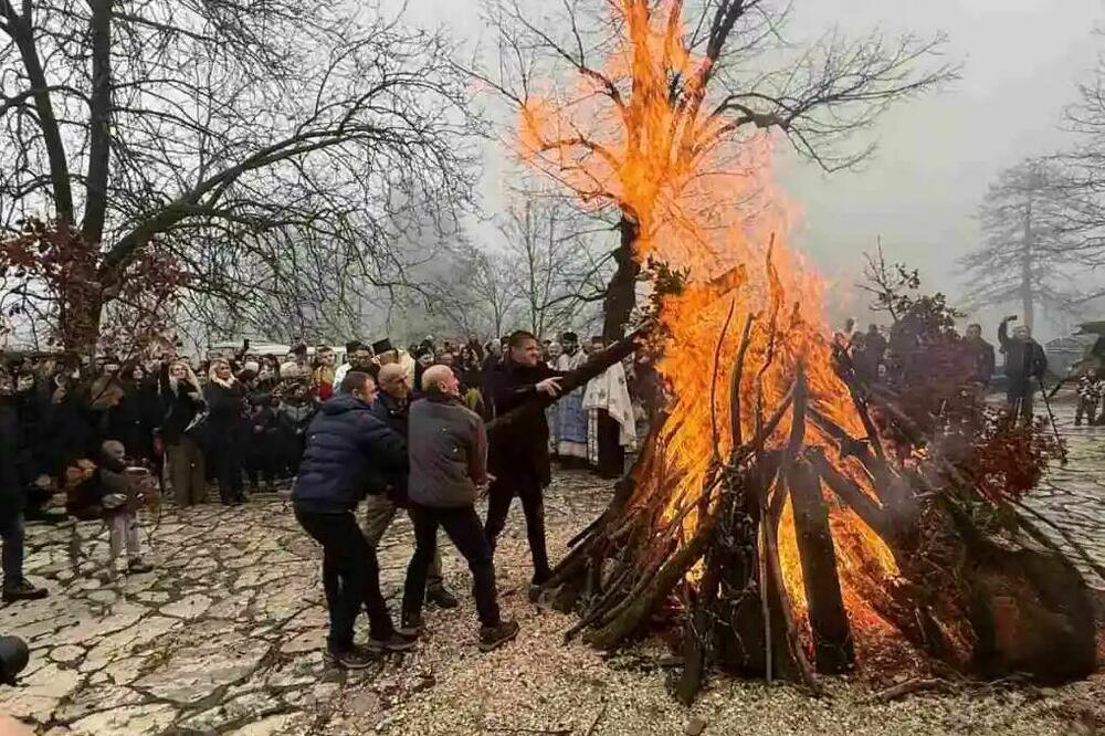 Naloženi badnjaci ispred Cetinjskog manastira
