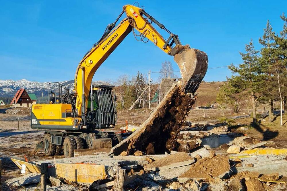 Nastavlja se uklanjanje nelegalnih objekata na Žabljaku, u u dvodnevnoj akciji na meti se našlo njih sedam