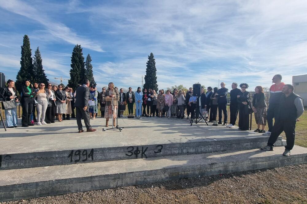 Nastavnici OŠ "Vuk Karadžić" protestuju jer je jedan od roditelja vrijeđao i napao razrednog starješinu