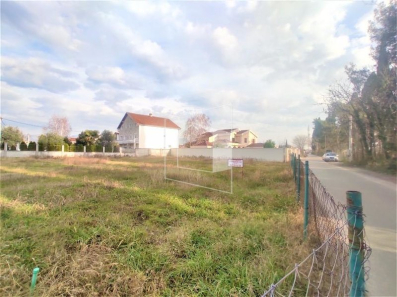 &nbsp;Prodaje se urbanizovan plac, površine 1074m2 u Tološima u Podgorici.