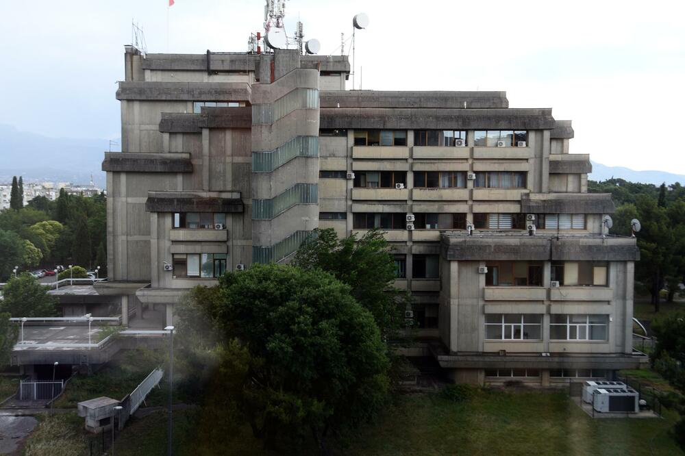 Ne zna se ko odobrava veću platu za generalnog direktora RTCG, direktora Radija, Televizije i Internetske publikacije