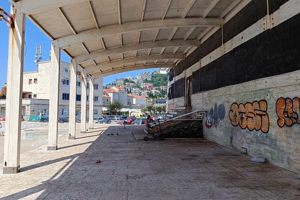 Nekad luksuz, sada opasnost za kupače: Objekat budvanske "Maše" klasični primjer nebrige