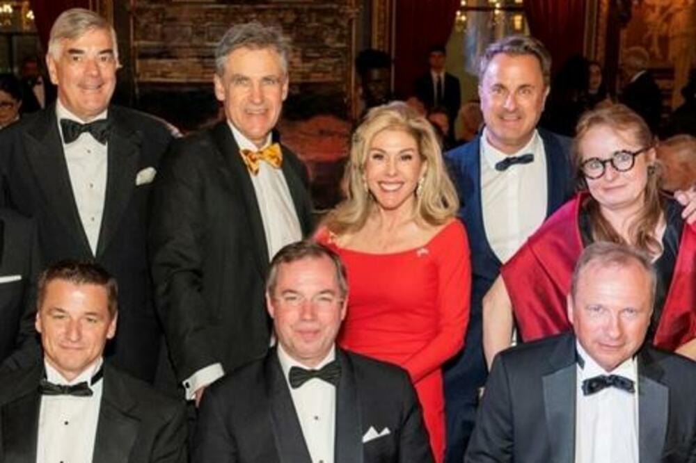 Nekadašnja ambasadorka SAD uklonjena s fotografije sa zvaničnicima Luksemburga