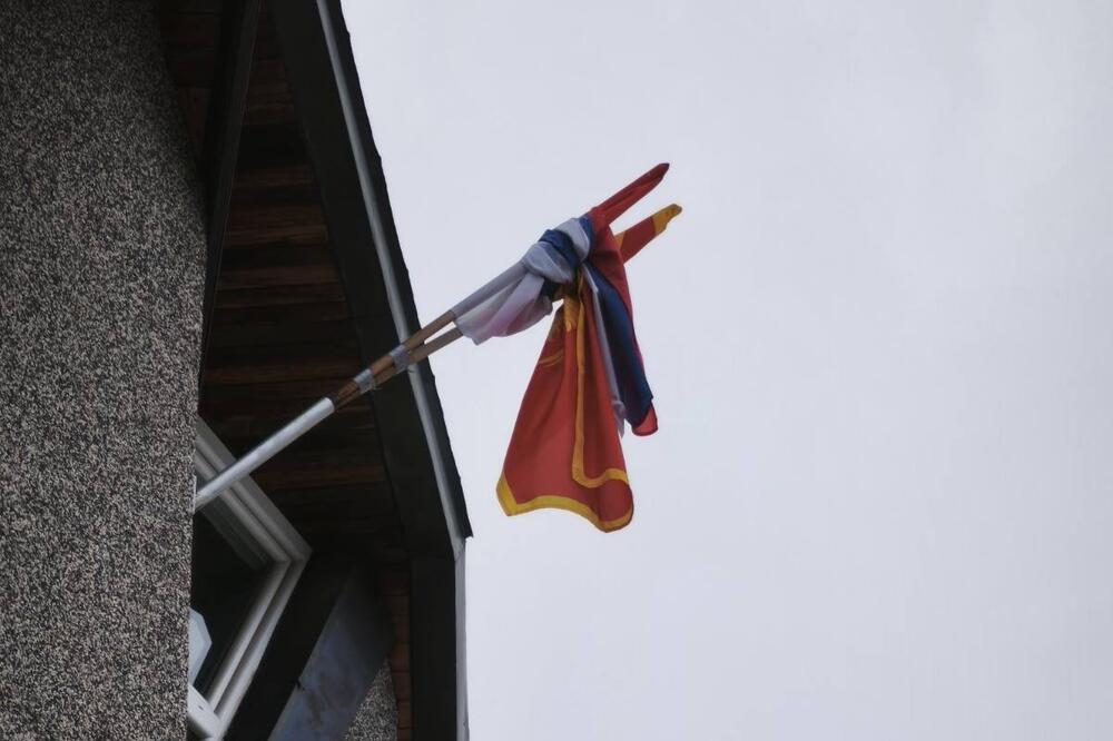 Ni manjina, ni pravo na zastavu: Žabljak, Srbi i simboli