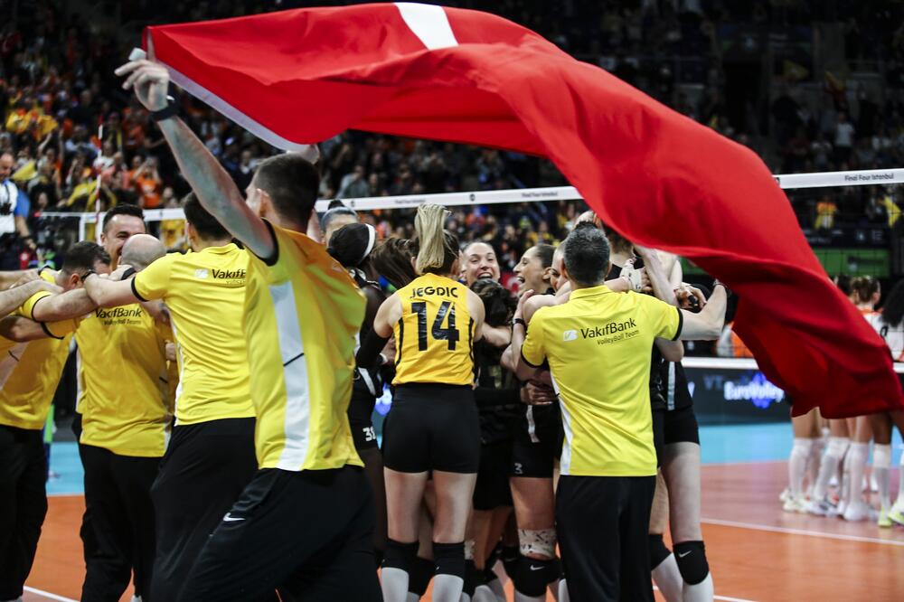 Niko kao Vakifbank - ni u ženskoj, ni u muškoj odbojci; Tijana Bošković dočekala najveći klupski trofej