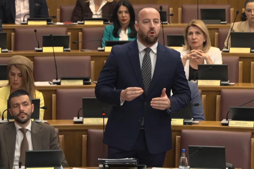 Nikolić: Ivanović bi da bude "sultan umjesto sultana"; Ivanović: Bilo bi pametnije da gledate Iznogude u svojim redovima