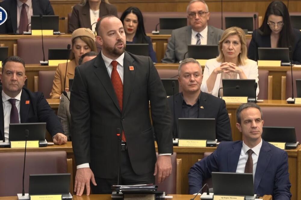 Nikolić: Zašto nema svečane sjednice povodom Dana nezavisnosti?, Knežević: Nezavisnu Crnu Goru podržava ispod 50 odsto