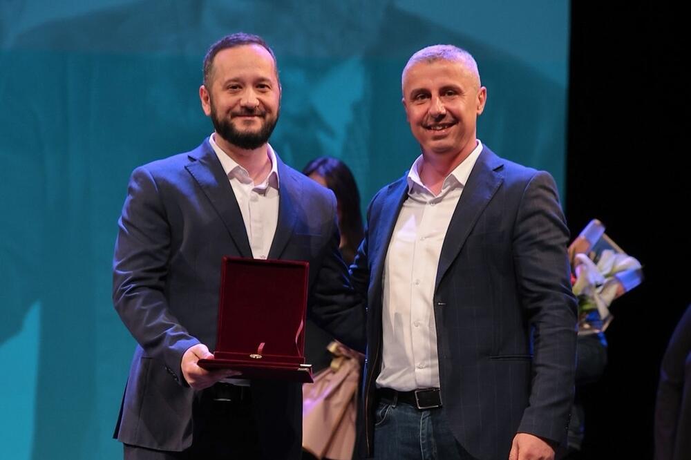 Nove nagrade za "Naličje": Grand Prix za predstavu, nagrada za najboljeg reditelja i glumca