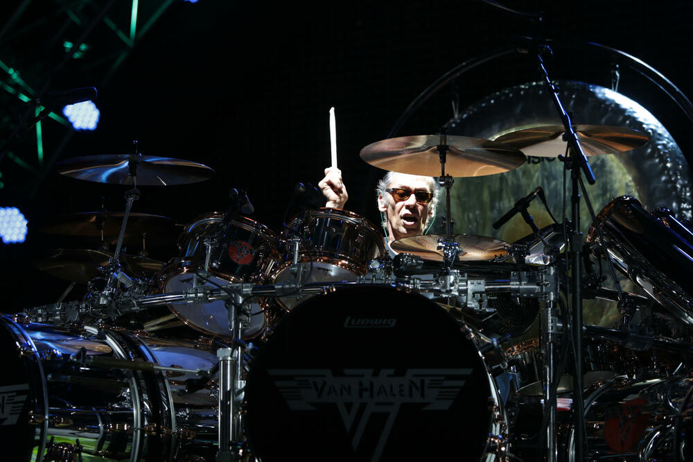 Novi album u pripremi, u toku potraga za pjevačem