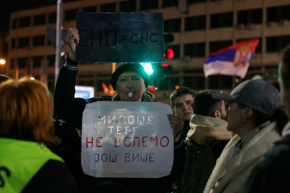 Novi Sad: Pristalice SNS-a uzvikuju građanima da su "ustaše", oni uzvraćaju sa "ruke su vam krvave"