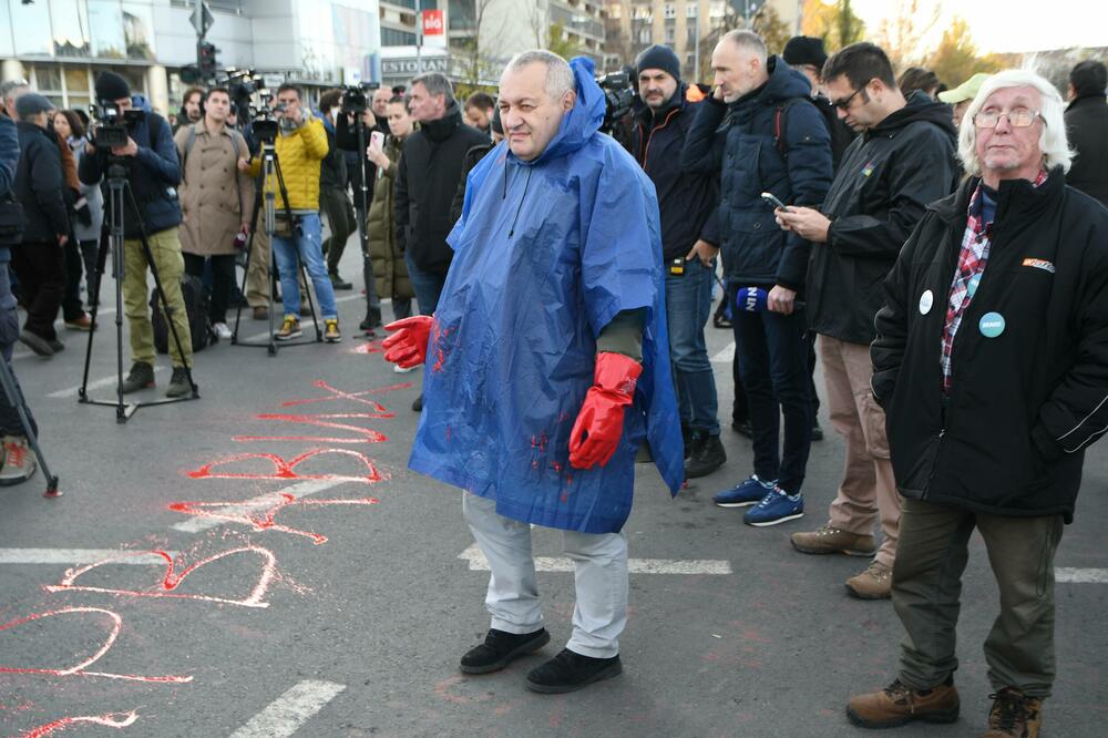 Novi Sad: Protest, u blizini Željezničke stanice, crvenom bojom napisano "Bulevar krvavih ruku"