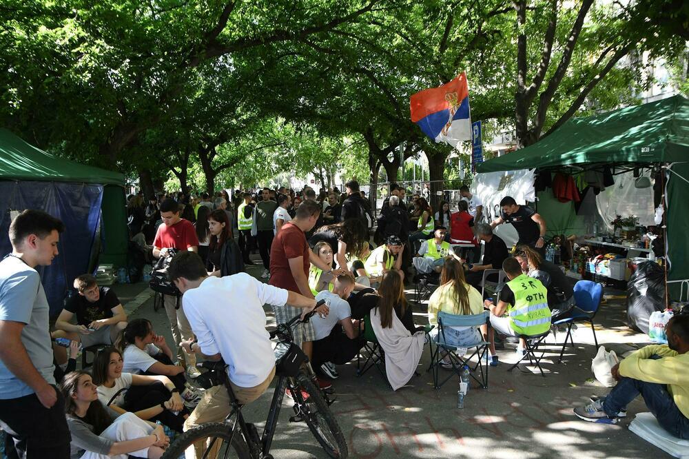 Novi Sad: Studenti proslavili pobjedu zbog puštanja aktivista i odblokirali sud