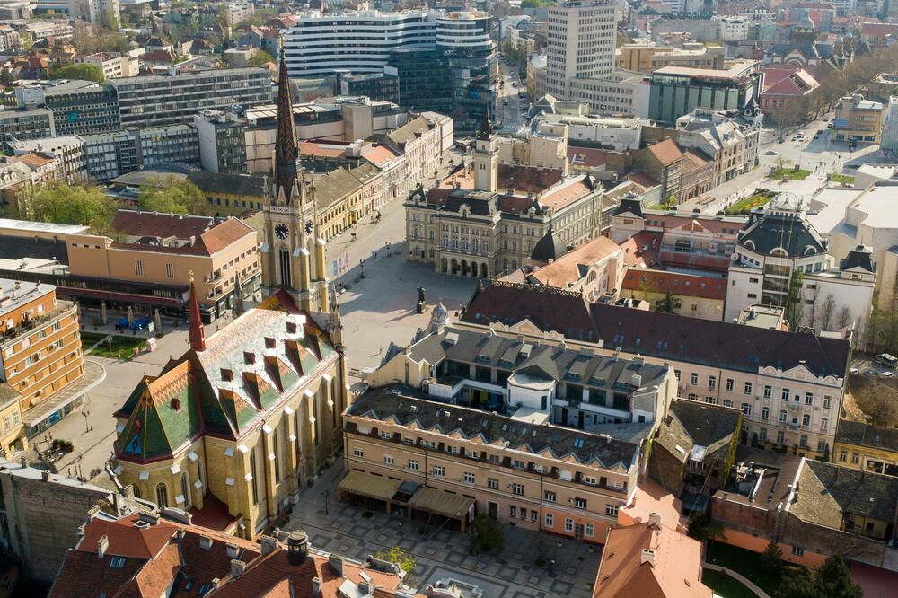 Novi Sad: Žena osumnjičena da je neposredno poslije porođaja bacila novorođenče na travnjak i ubila ga