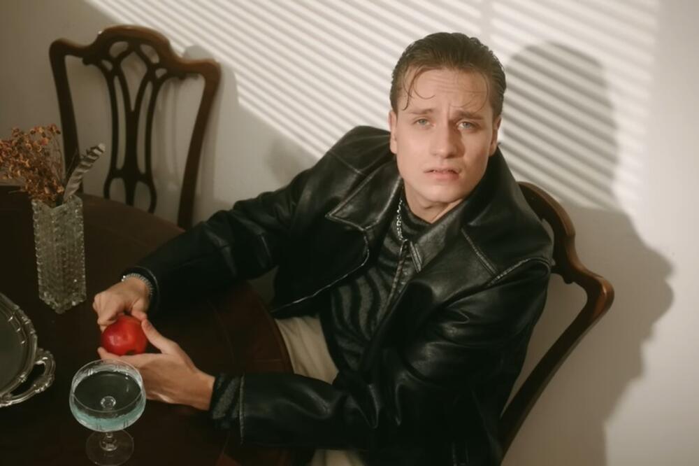 Novim singlom "Ja volim" Jakov se publici obraća direktno i bez filtera