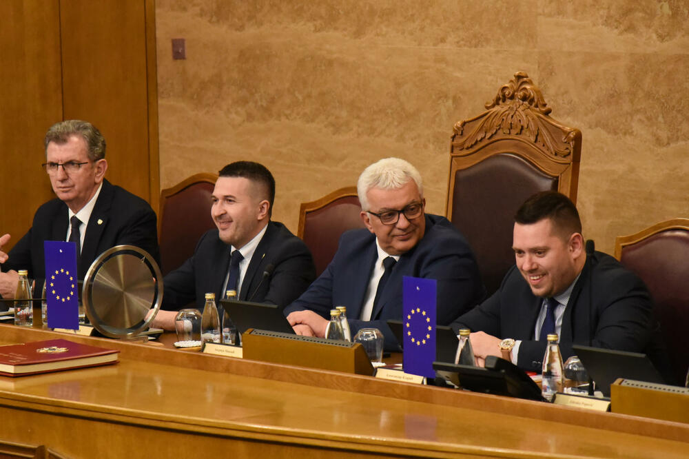 Obezbijedili platu za Rosandić: Vlada usvojila informaciju o preusmjeravanju sredstava Skupštini