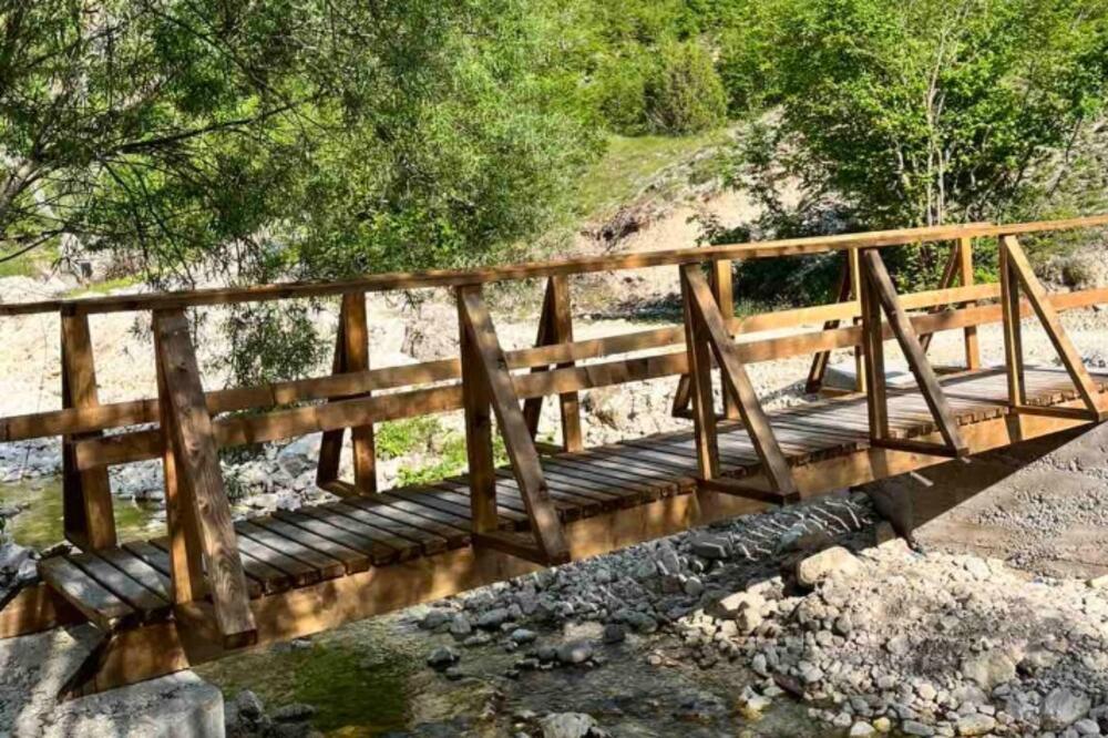 Obnovljen parkovski mobilijar u selu Komarnica: "Postavljeni drveni mostići, klupe, stolovi i korpe za otpad"