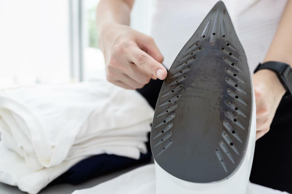 Očistite lako peglu od zagorelih naslaga uz ove provjerene načine