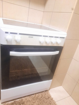 Odličan šporet, ravna ploča. Ispravan, ocuvan