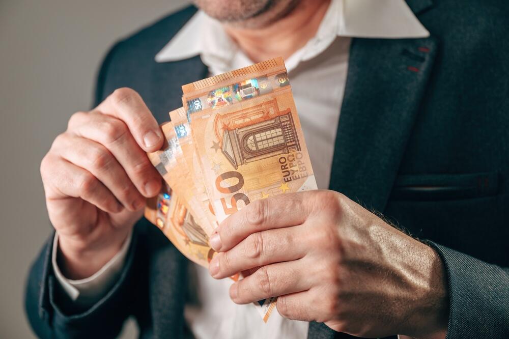 Odmor pretvoren u keš: U crnogorskim opštinama brojne isplate naknada za nekorišćenje godišnjeg odmora