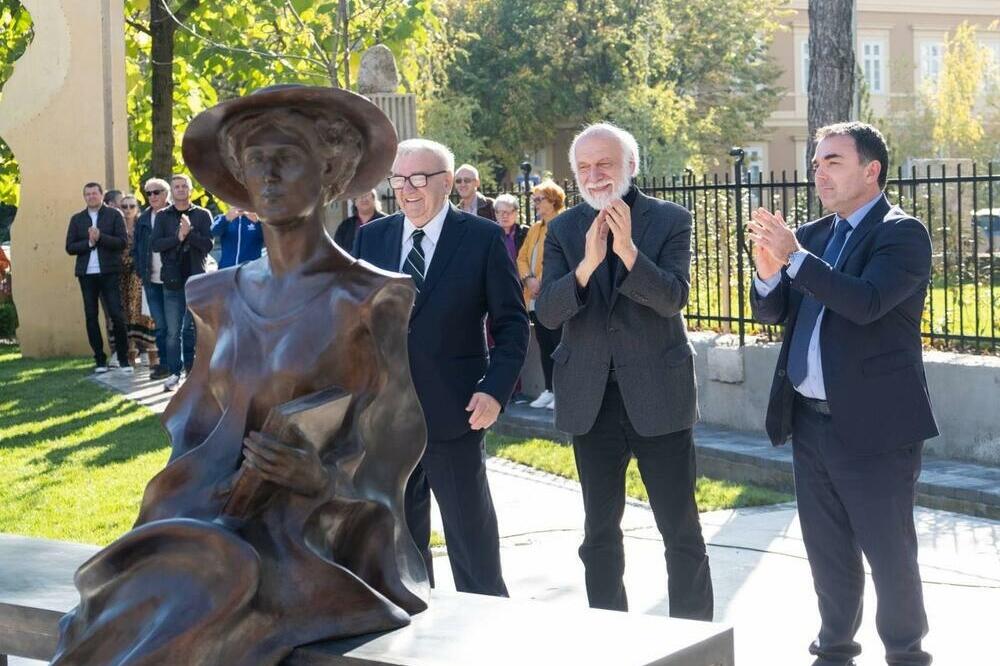 Ona je dovoljna sama sebi