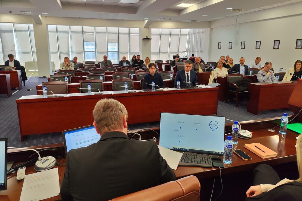 Opozicija sa troje predstavnika vlasti usvojila kritički izvještaj o FK Arsenal nakon maratonske sjednice SO Tivat