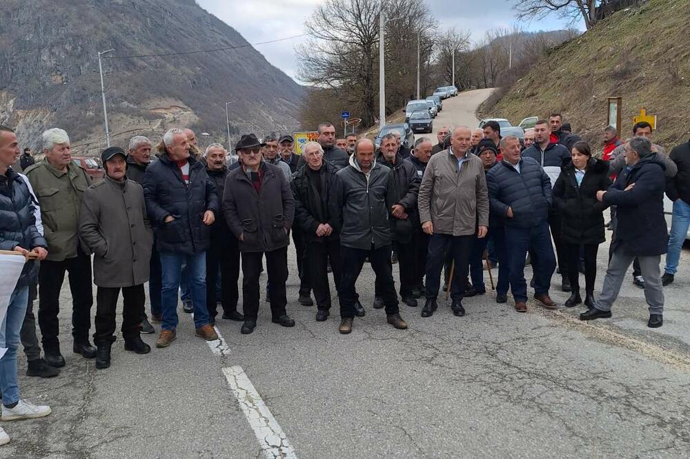 Opozicija u Šavniku i danas blokirala put do Žabljaka