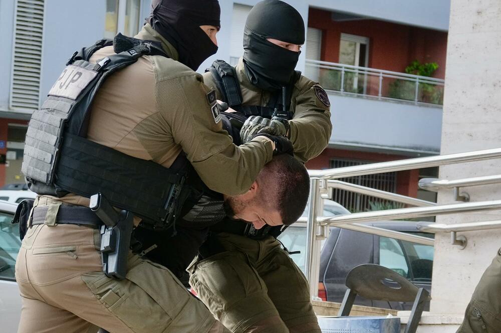 Opsežna akcija policije u Podgorici: Pretresi i privođenja na više lokacija