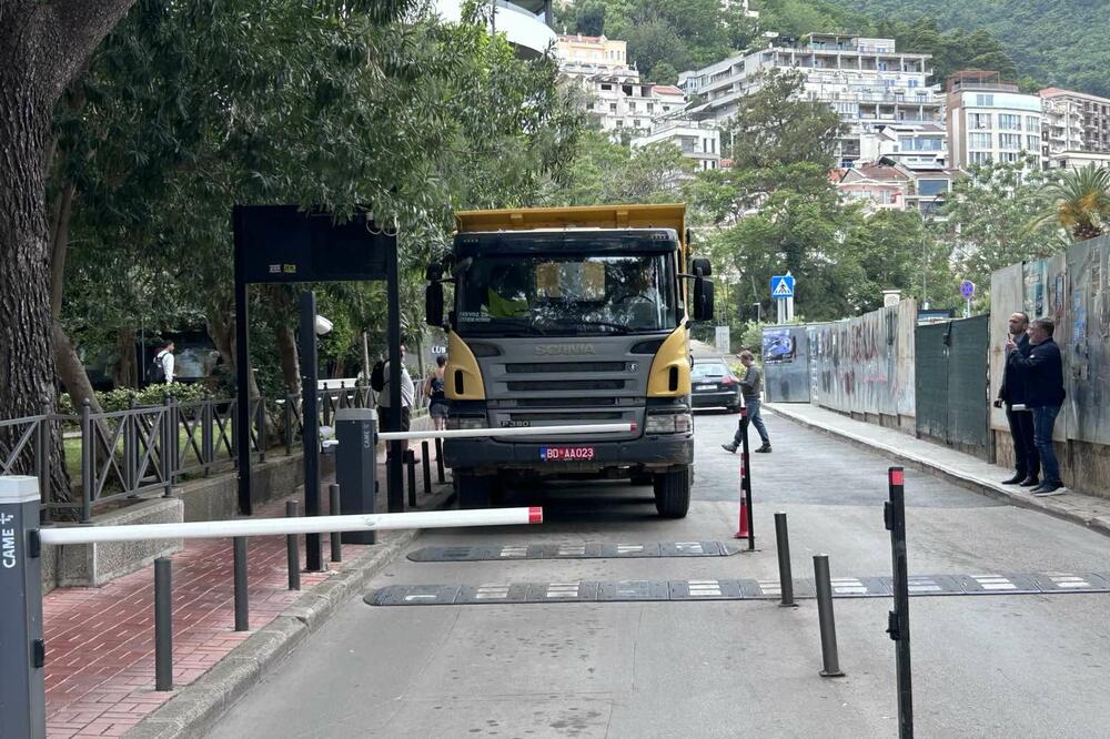 Opština Budva i Parking servis se oglušili o sudsku odluku: Slovinićima blokiran prilaz, traže dva miliona eura