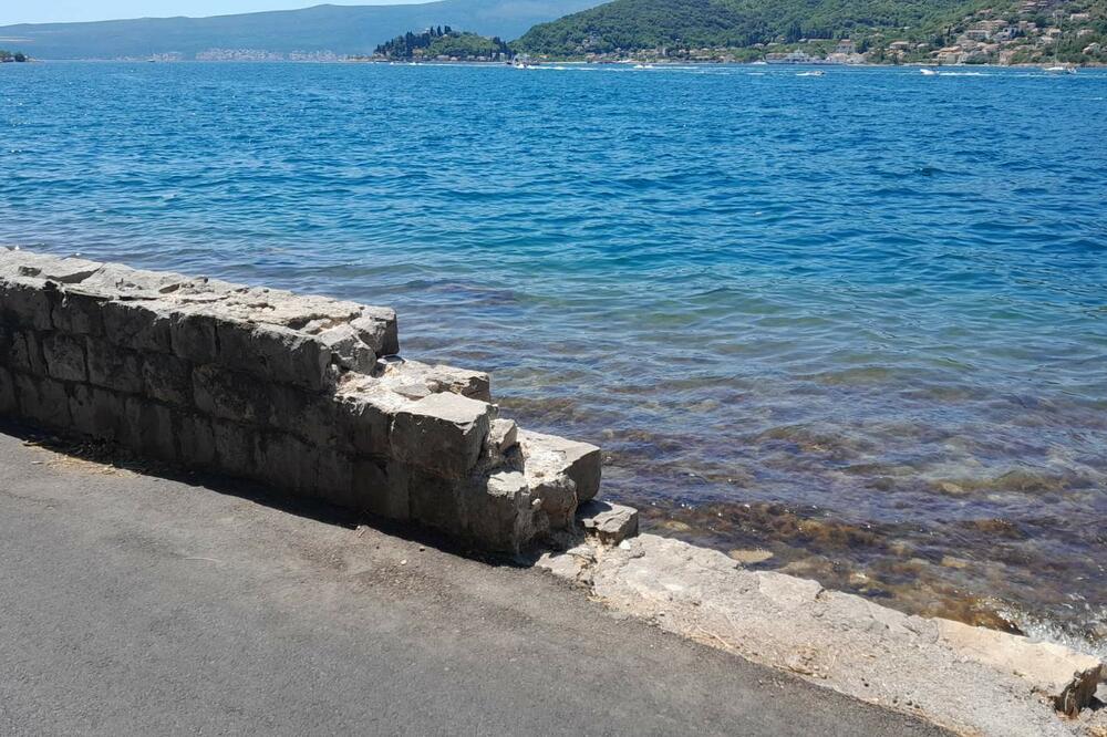 Opština krpi godinama, Morsko dobro se "češlja": Nova devastacija parapeta u verigama, mještani traže reakciju nadležnih