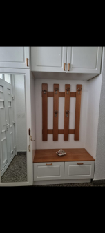 Ormar sa vešalicama za hodnik