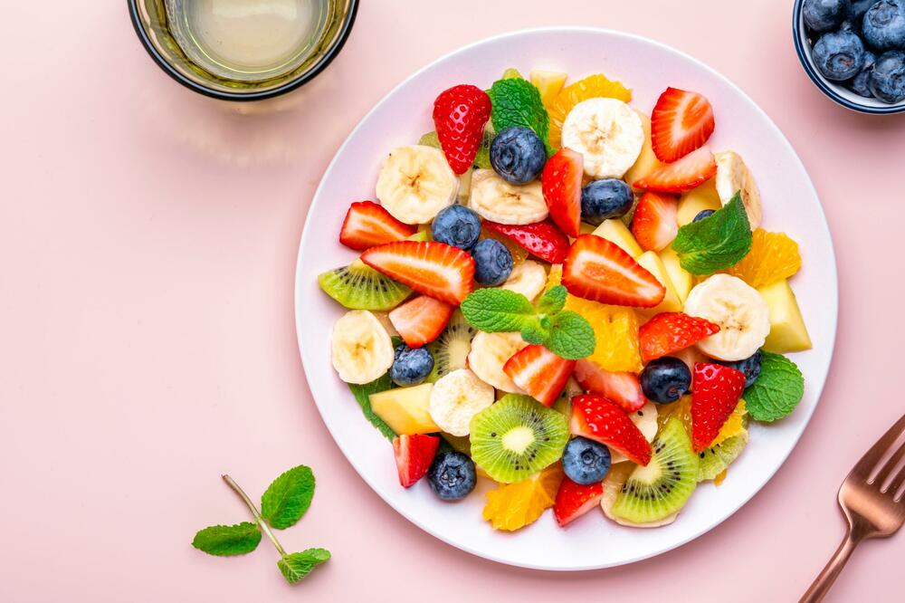 Osvježavajuća voćna salata sa mentom i medom