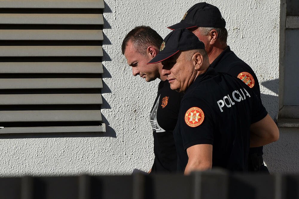 Otac nas okupio, gurao i stajao iza nas