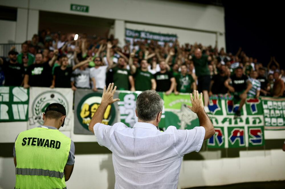 Ovacije za Savićevića: Navijači Rapida ne zaboravljaju legendu