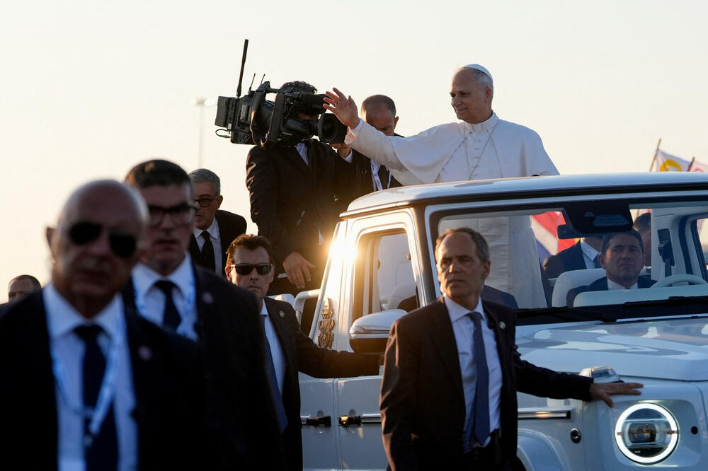 Papa stigao helikopterom pred oduševljene vjernike u Rimu