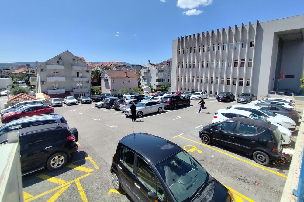 Parkiralište koristi ko i kako stigne: Zbog inaćenja Parking servisa i Opštine Tivat novi prostor još nije u funkciji