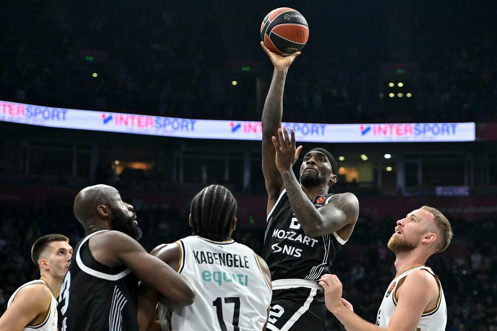 Partizan u formi - pao i Dubai, ovacije Dušku Vujoševiću