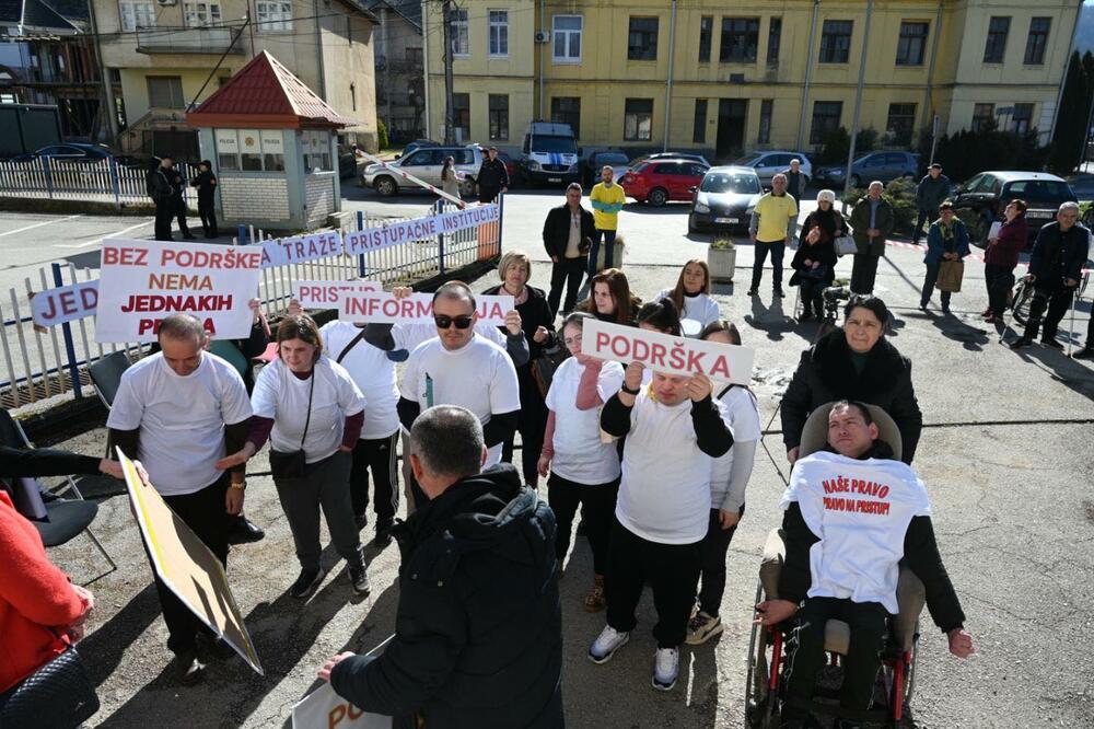 Performans osoba sa invaliditetom ispred Fonda PIO: Institucije Bijelog Polja i nedovoljno pristupačne
