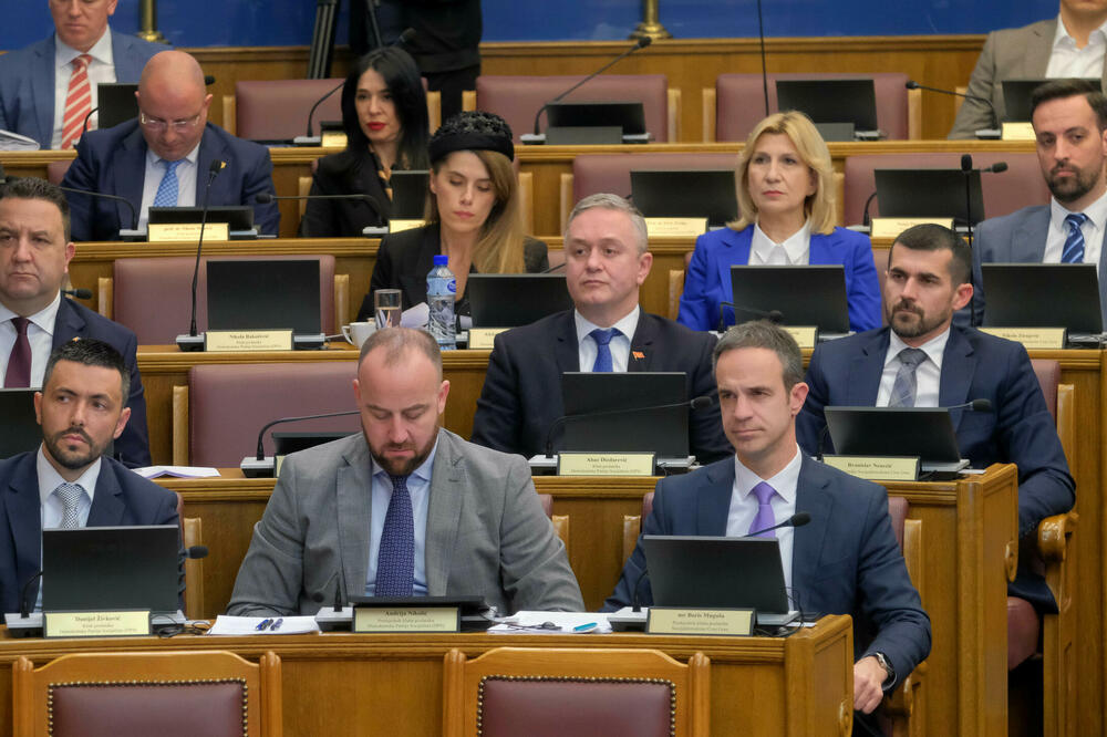 Petoro poslanika DPS-a bez svog stana?