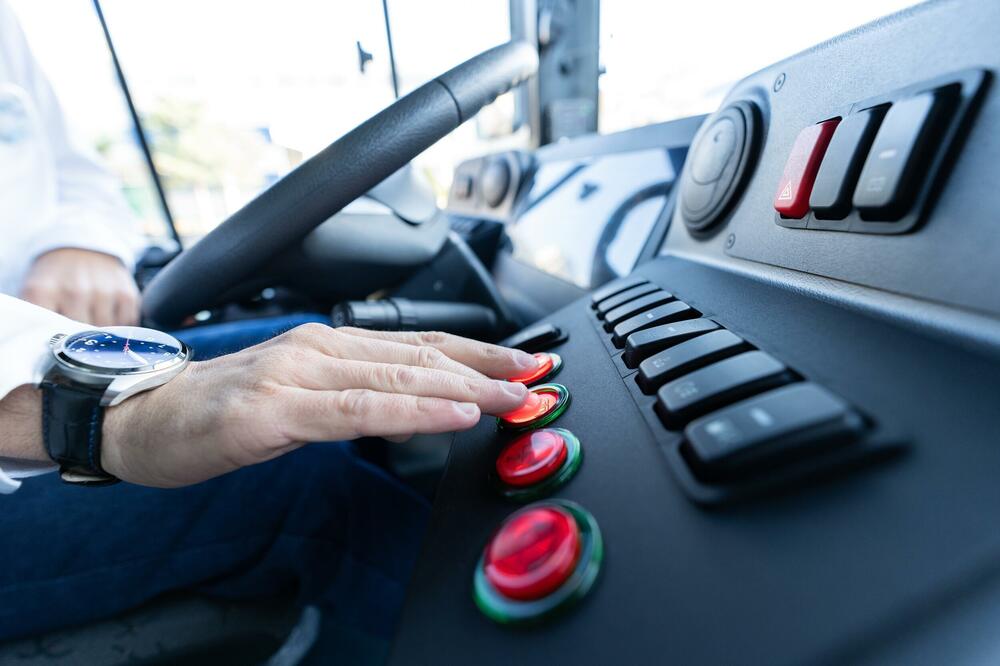 Pijan ukrao gradski autobus, vozio Rijekom i izazvao udes