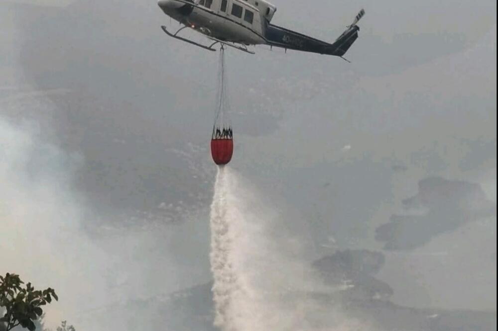 Piloti MUP-a danima po 15 sati gase požar na Lovćenu