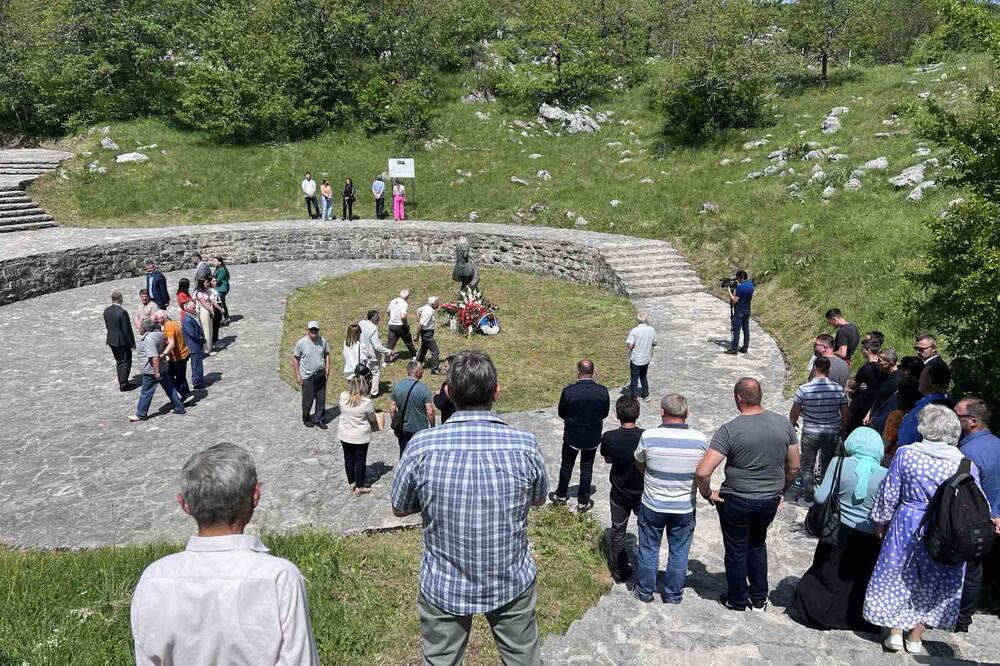 Piva pamti, ali i oplakuje