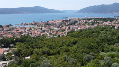 Plac sa pogledom na more i projektom za izgradnju, 1430m², Tivat, Crna Gora