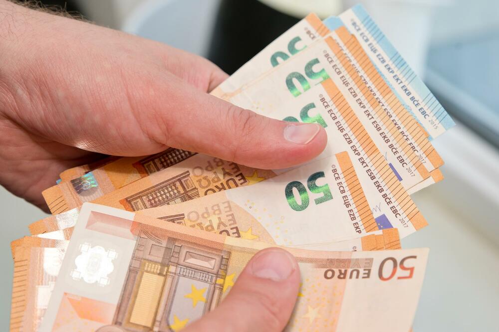 Plate od 1.370 do 5.600&euro;: lanjski prijavljeni prihodi izvršnih direktora 27 vdržavnih kompanija