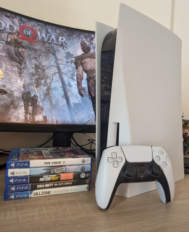PlayStation 5 sa igrama i slušalicama